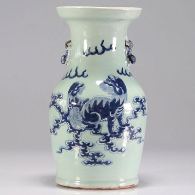 Chine vase en porcelaine céladon à décor de dragon 