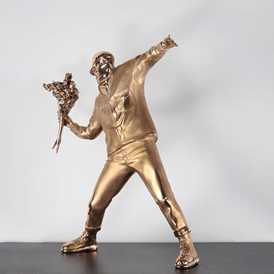 Banksy & Brandalism - « Flower thrower » , 2003, bronze à deux patines brillant et mat, représentant un homme qui lance un bouquet de fleur, numéroté 1/8