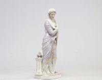Jeune femme en porcelaine probablement du XVIIIe siècle