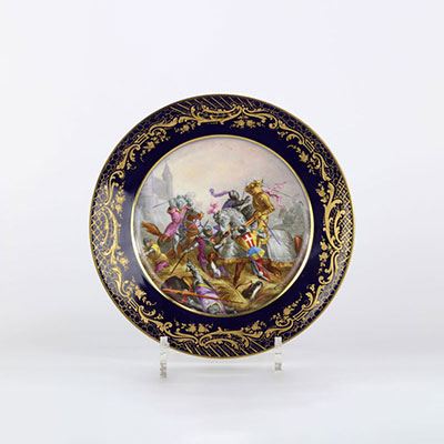 Porcelaine de Sèvres assiette à décor de bataille marque du château des Tuileries