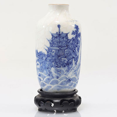 Vase en porcelaine blanc bleu à décor de paysage époque Kangxi