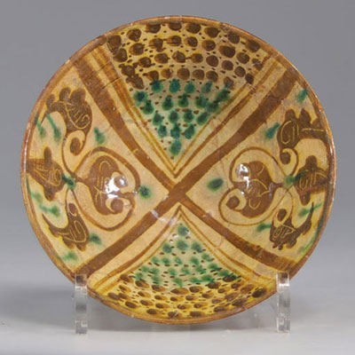 Nishapur dish with geometric and floral decoration ca 9th century