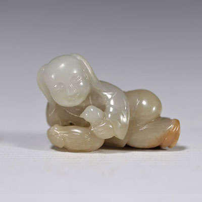A grey and rust jade figure with a hen from the Qing Period (清朝)