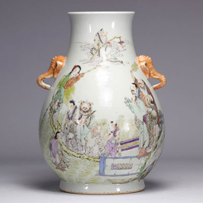 Rare grand vase en porcelaine Qianjiang Cai de forme Hu à décor de personnages, anses en forme de têtes d'éléphants oranges.