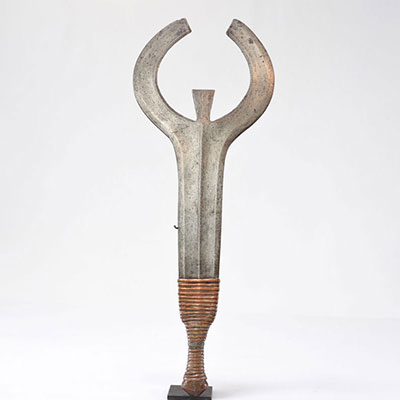 Anthropomorphic knife representing a character with raised arms, Lobala, Rep.Dem.Congo