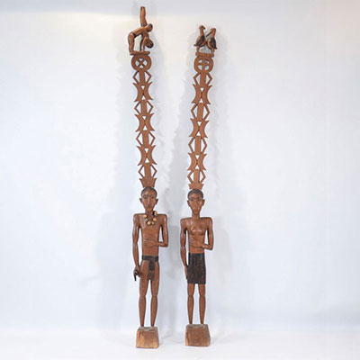 Madagascar. Paire de poteaux sculptés de personnages surmontés d'oiseaux et de lutteurs
