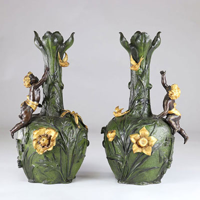 Paire de vases Art Nouveau à décor floral et d'angelots