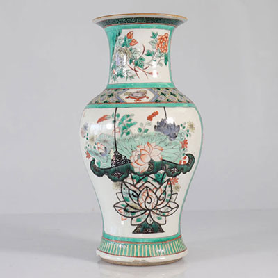 Vase en porcelaine de la famille rose à décor de paniers fleuris