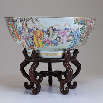 Imposing porcelain bowl decorated with Mandarins in the garden, Qianlong period, 18th century