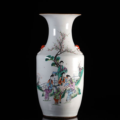 Chine vase en porcelaine à décors de jeunes femmes 19/20ème (percé)