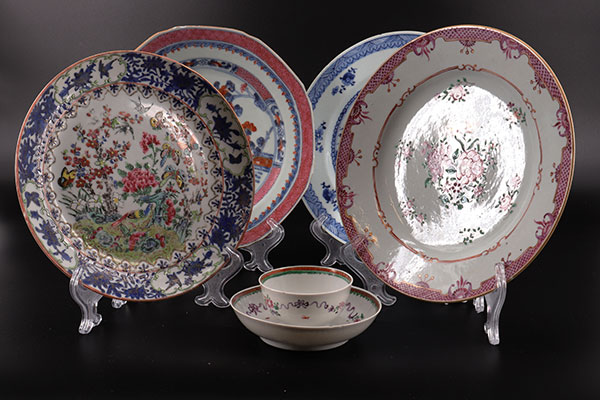 18世纪中国瓷器中的4个盘子和1个碗