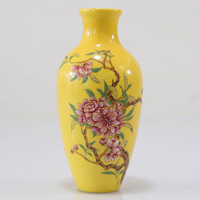 Vase en porcelaine à décor de fleurs sur fond jaune marque Qianlong époque république