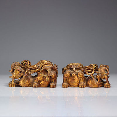 Chiens de Fô en bois sculpté et doré d'époque Qing