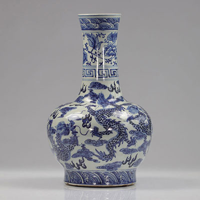 Chine vase en porcelaine blanc bleu à décor de dragons