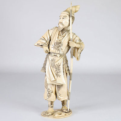 Japon important Okimono sculpté d'un guerrier époque Meiji signature