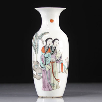 Vase en porcelaine de chine à décor de personnages 