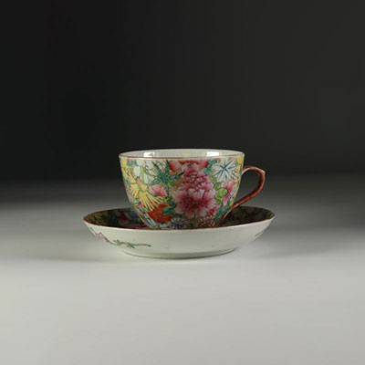 Tasse en porcelaine milles fleurs ,marques .Chine fin XIXème.