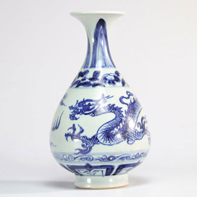 Vase en porcelaine blanc et bleu à décor de dragons