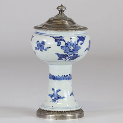 Chine pot couvert blanc bleu 17ème décor de feuillage et motifs taoïstes