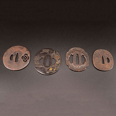 Japon - Lot de 4 Tsubas japonais en fer et incrustations, période Meiji et Edo