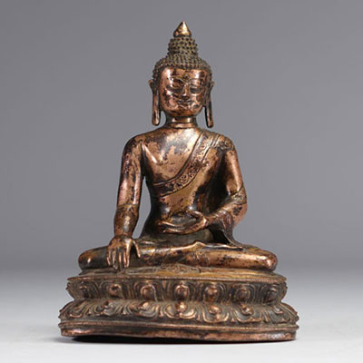 Statue de Bouddha en bronze représenté assis sur une double feuille de lotus - travail sino-tibétain