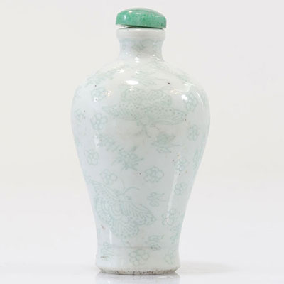 Rare Tabatière en porcelaine blanche décor vert de fleurs et papillons