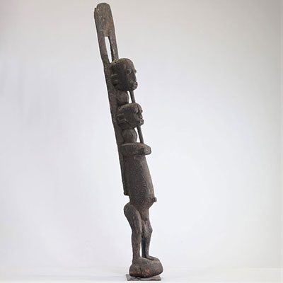 Statue en bois à patine croûteuse provenant du pays Dogon, Mali