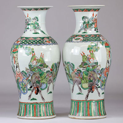 Chine paire de vases de la famille verte décor de personnages 19ème