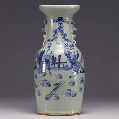 Vase en porcelaine bleu blanc sur fond céladon à décor de personnages et de chauve-souris, XIXe siècle.