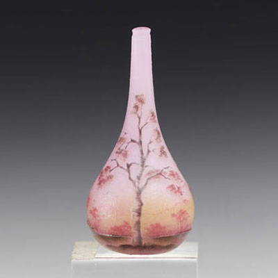 DAUM Nancy - Vase soliflore miniature à décor d'un cerisier du Japon sur fond rose.