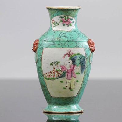 Chine, Vase murale en porcelaine, de la famille rose , marque et période Qianlong