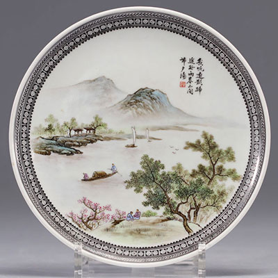 Assiette en porcelaine de chine à décor de paysages d'époque République