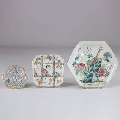Chine lot de 3 porcelaines plats de la famille rose 19ème