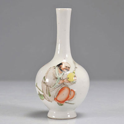 Vase en porcelaine famille rose décor d'un personnage