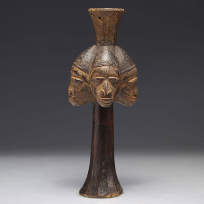 Nigéria, sceptre Yoruba en bois orné de 4 têtes