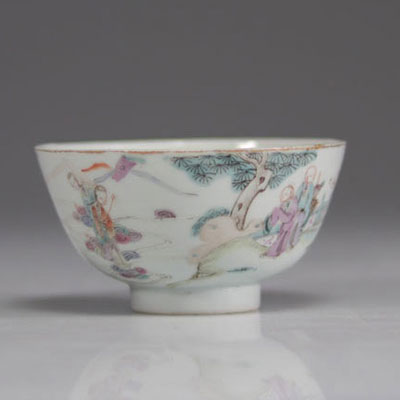 Chinese porcelain famille rose bowl decorated with characters
