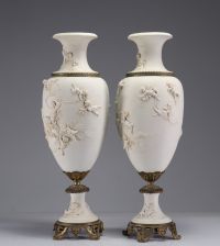 Imposante paire de vases en blanc à décor d'anges avec une base en bronze, XIXe siècle. 