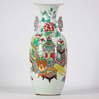 Vase en porcelaine de chine famille rose à décor de mobiliers de différentes couleurs du XIXe siècle