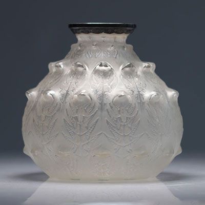 René LALIQUE (1860-1945). *Pressed molded crystal vase 