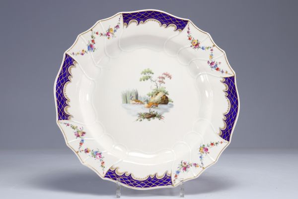 Grand plat en porcelaine de Tournai à décor de canards, XVIIIe siècle.