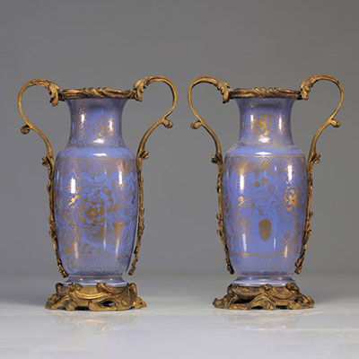 (2) Rare paire de vases en porcelaine de chine sur fond bleu à décor de dorure et motif floral et une monture en bronze d'époque Louis XV