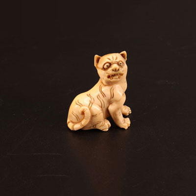 ivory Netsuké carved with a tiger - 19th Mieji
