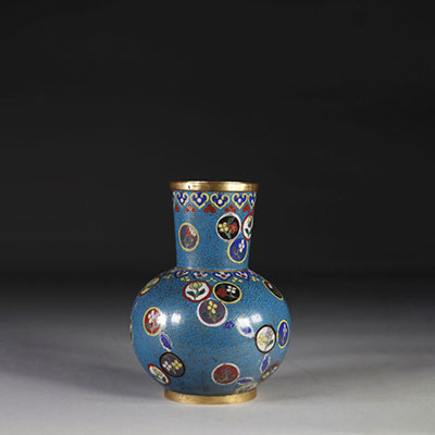 Vase cloisonné en bronze ,marque de l'empereur Jiaqing .Chine XIXème .