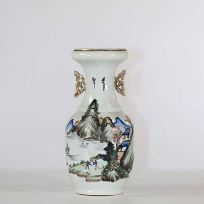 Vase en porcelaine de Chine avec décor de montagnes , vers 1900