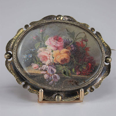 Brooch decorated with a beautiful painting of flowers from the early 18th century
