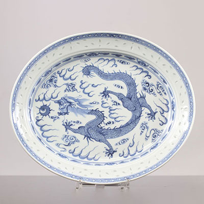 Chine, Plat en porcelaine blanc bleu, au grain de riz, décor de dragon, début 20ème