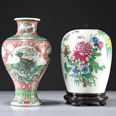 Lot of 2 Chinese porcelain vases