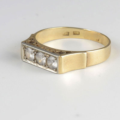 Gold ring (18k) topped with 3 diamonds