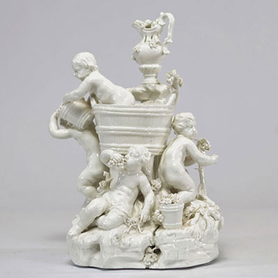Groupe en porcelaine de Tournai (BE), allégorie des vendanges du XVIIIe siècle
