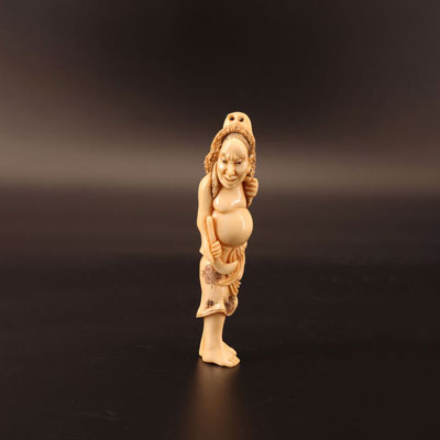 Netsuké en ivoire finement sculpté personnage et pieuvre Meiji